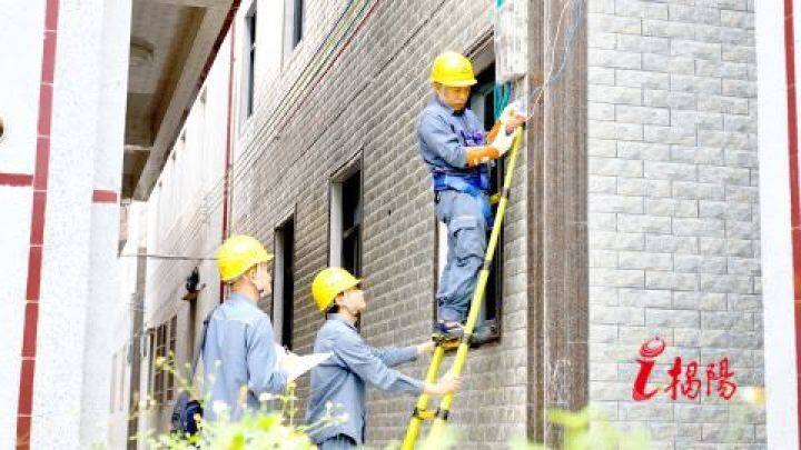 隆江供电所对邦山村中存在的三线搭挂问题进行综合治理,采取一户一表沿墙架设,消除“空中蜘蛛网”。 隆江供电所对邦山村中存在的三线搭挂问题进行综合治理,采取一户一表沿墙架设,消除“空中蜘蛛网”。