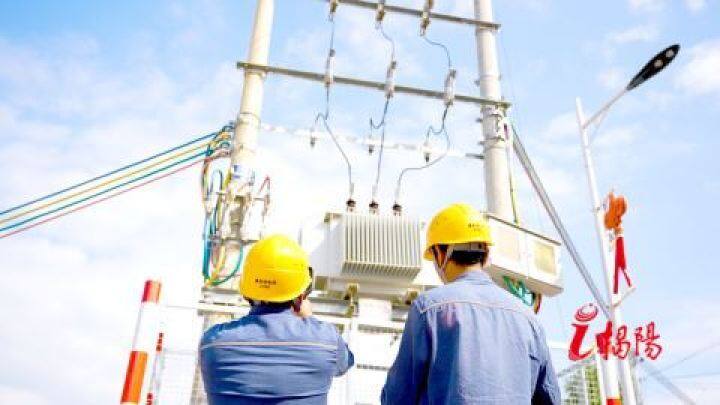 隆江供电所做好低压线路上墙、户表改造等工作,助力邦山村率先打造村级“三线”整治典型。 隆江供电所做好低压线路上墙、户表改造等工作,助力邦山村率先打造村级“三线”整治典型。